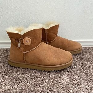 UGG Bailey Button Mini “Chestnut”